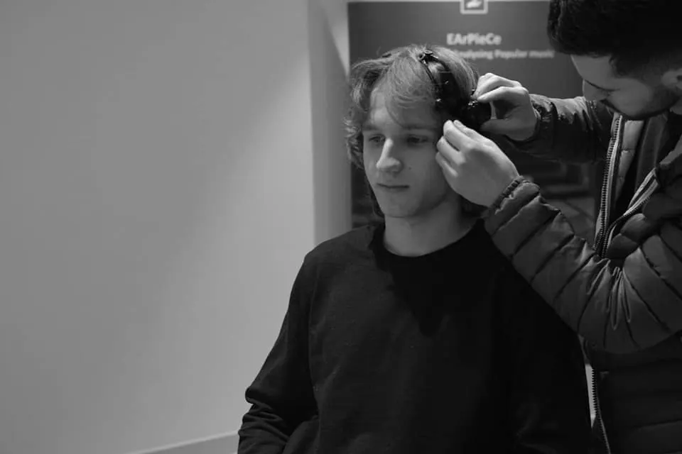 Fitting sensors on a listener’s head before a measurement