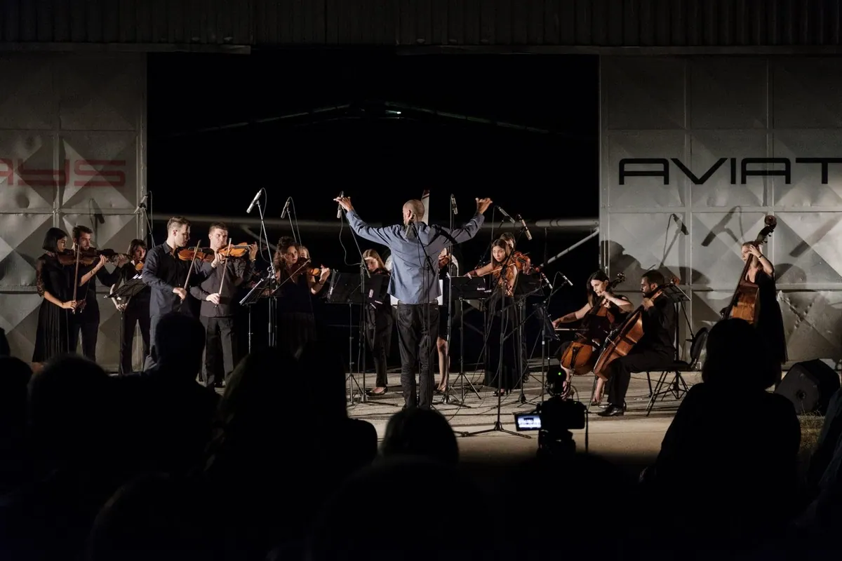 Crnogorski orkestar mladih na premijernom koncertu u Podgorici, dirigent ispred gudača