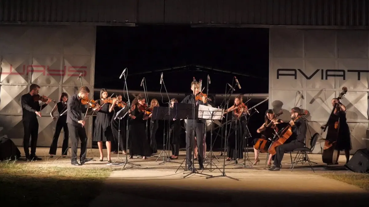 Crnogorski orkestar mladih na premijernom koncertu u Podgorici, dirigent ispred gudača