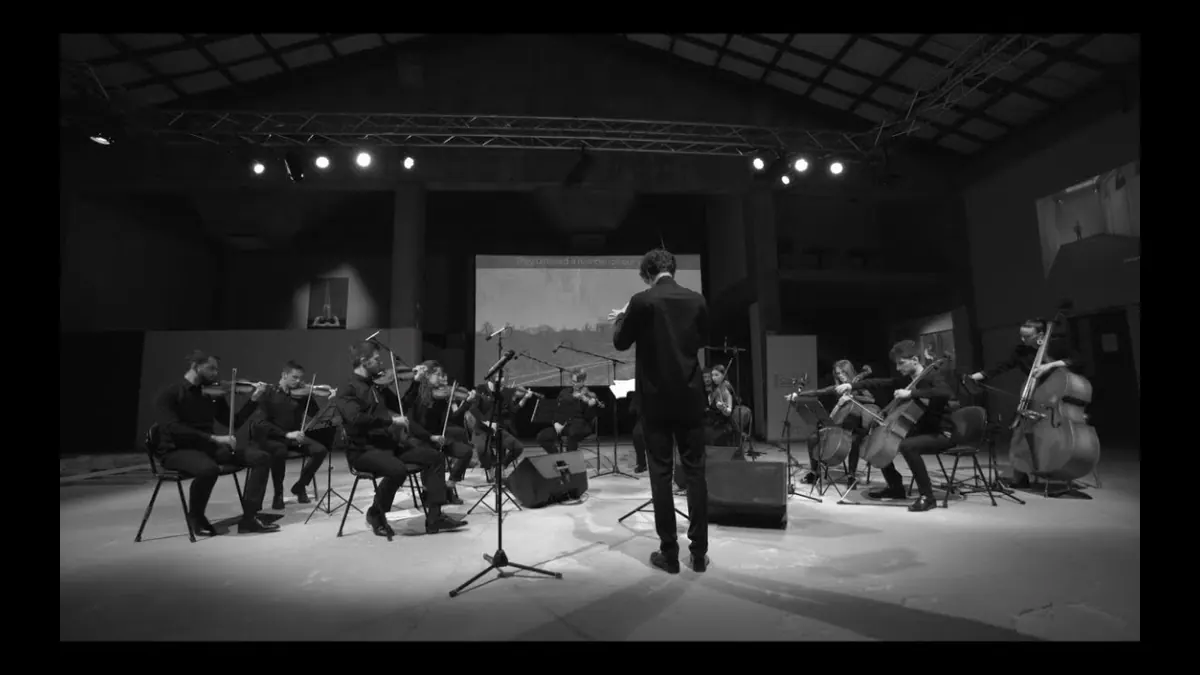 The orchestra in the half-dark Kolektor space